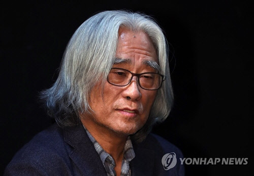 성추행 파문을 일으킨 연극연출가 이윤택이 19일 오전 서울 종로구 30스튜디오에서 기자회견을 열고 피해자들에게 사과하고 있다. <연합뉴스>